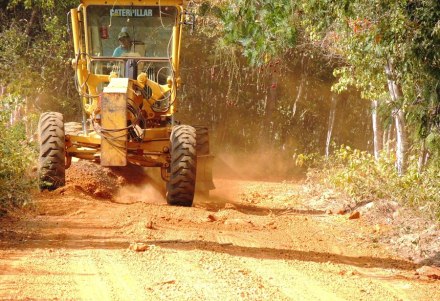Prefeitura promove melhoria na estrada da Barroca