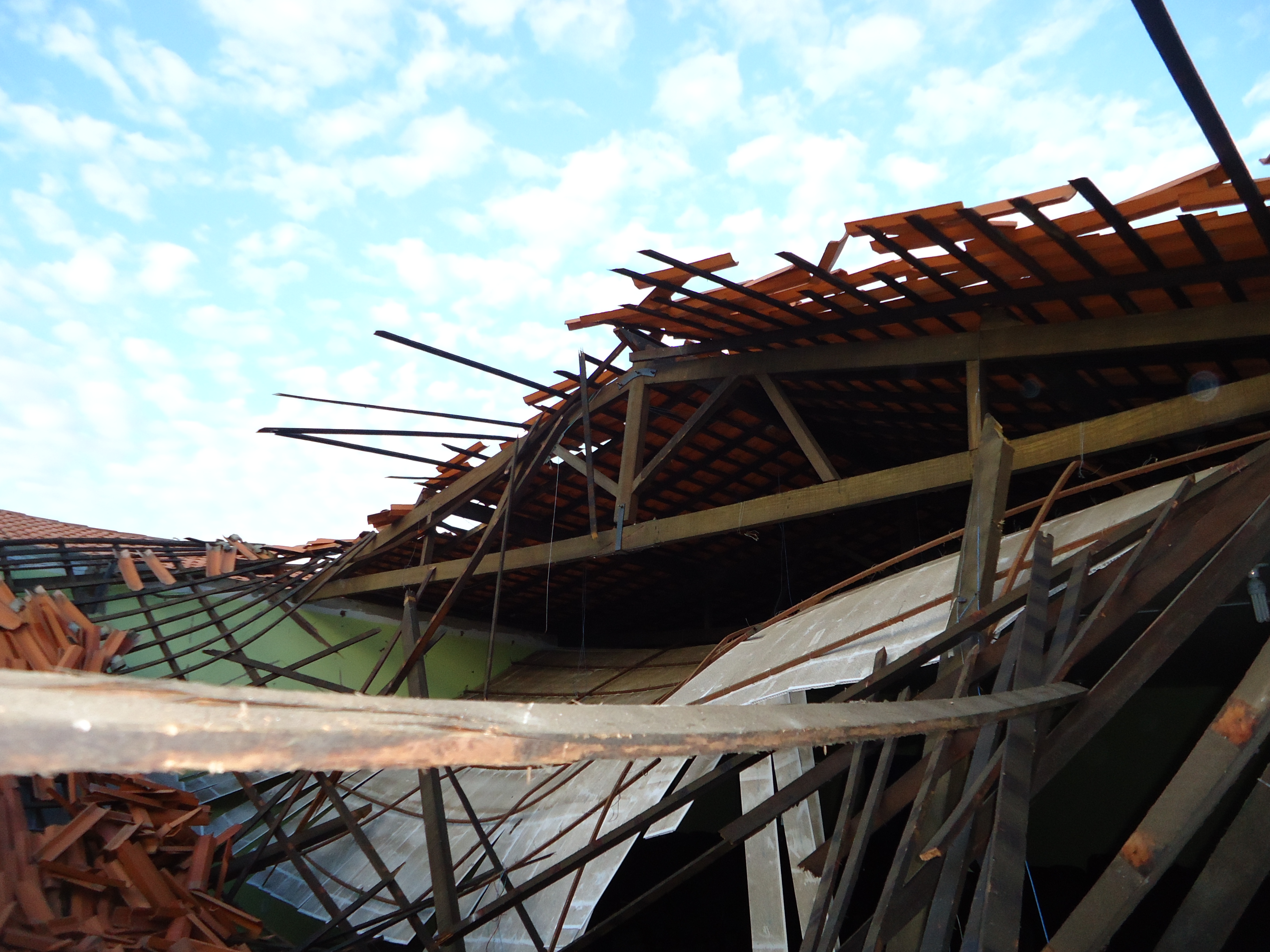 Teto de escola recém reformada desaba em Angical