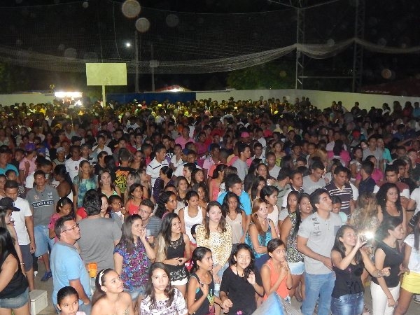 Uma multidão comparece ao show da Banda Amor Real e Forró na Cuia  - Imagem 10