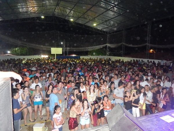 Uma multidão comparece ao show da Banda Amor Real e Forró na Cuia  - Imagem 4
