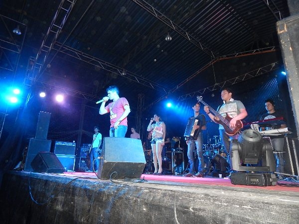 Uma multidão comparece ao show da Banda Amor Real e Forró na Cuia  - Imagem 7