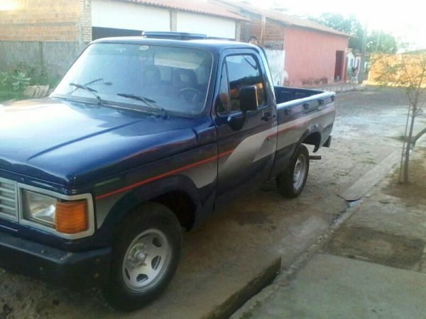 Ladrões roubam D-20 estacionada na porta do proprietário 