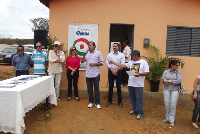 Prefeitura de Oeiras entrega 50 casas populares