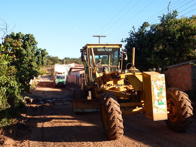 Ruas de Esperantina recebem serviço de melhoria e recuperação 