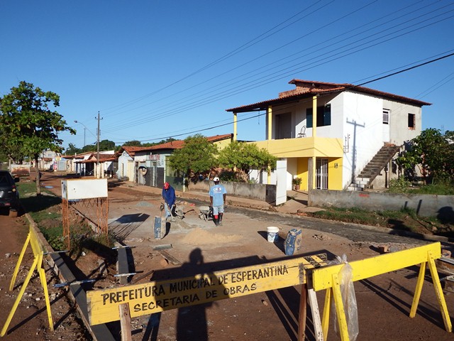 Prefeitura realiza operação Tapa buracos em Avenida de Esperantina