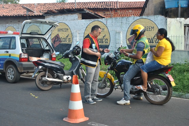 Blitz educativa para combater infrações por falta do cinto e capacete