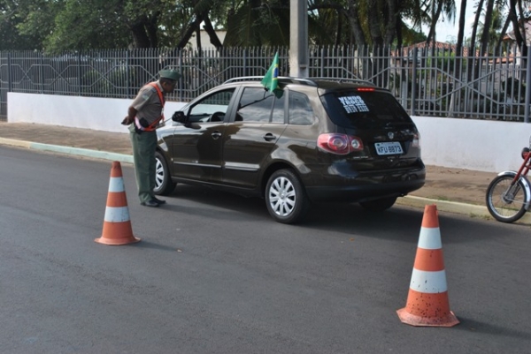 Blitz educativa para combater infrações por falta do cinto e capacete - Imagem 1
