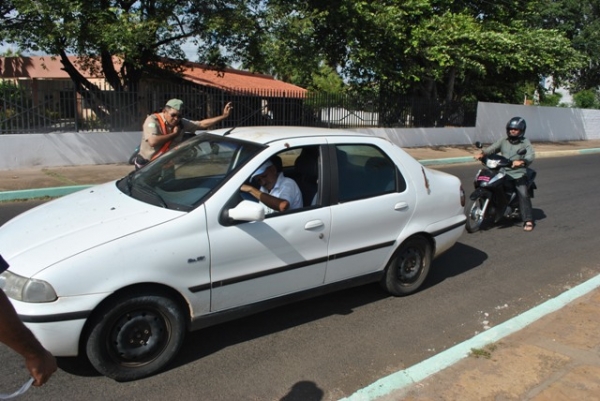 Blitz educativa para combater infrações por falta do cinto e capacete - Imagem 2