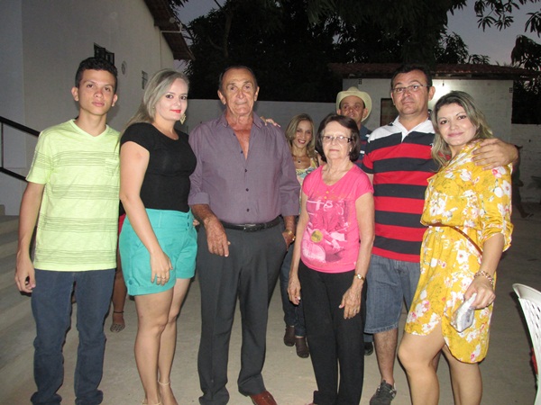 Manoel Neto oferece churrasco para familiares e amigos no seu mais novo empreendimento