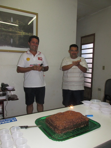 Secretário de Esporte - Ismael Guimarães ganha bolo de aniversário surpresa