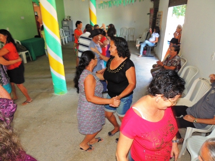 Grupo de idosos participa de festa junina - Imagem 2