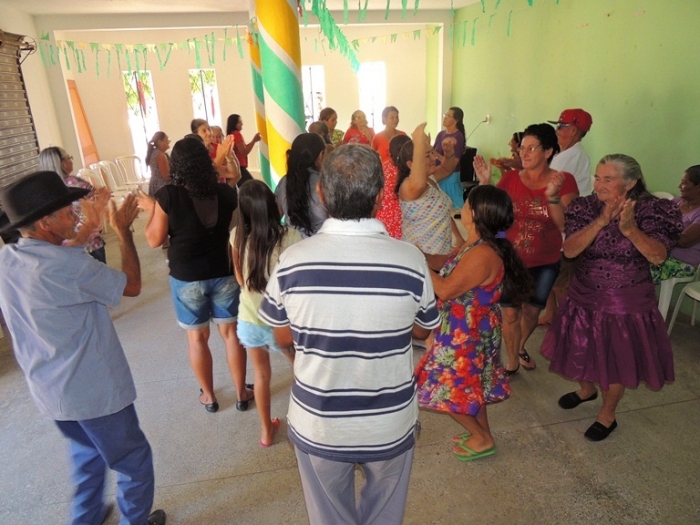Grupo de idosos participa de festa junina - Imagem 7