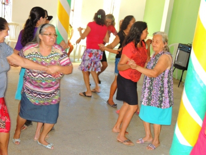 Grupo de idosos participa de festa junina - Imagem 1