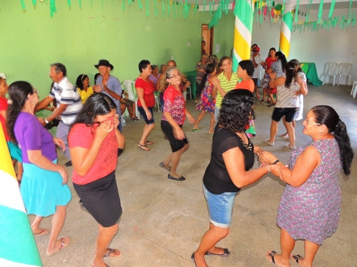 Grupo de idosos participa de festa junina - Imagem 4