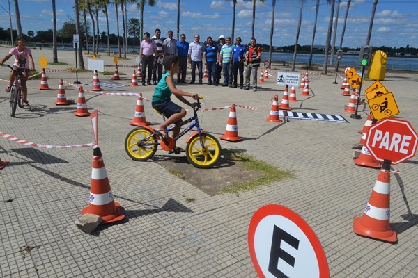  Escolas ganham simulador de tráfego para educação no trânsito