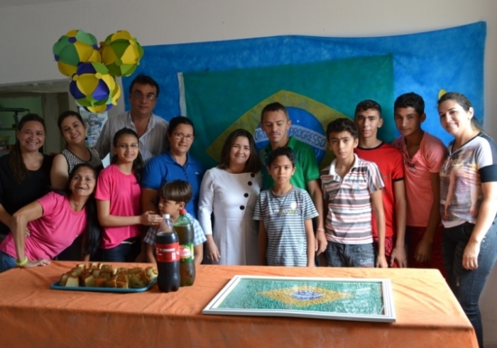 Alunos de programa social presenteiam Neuma Café com bandeira do Brasil - Imagem 2