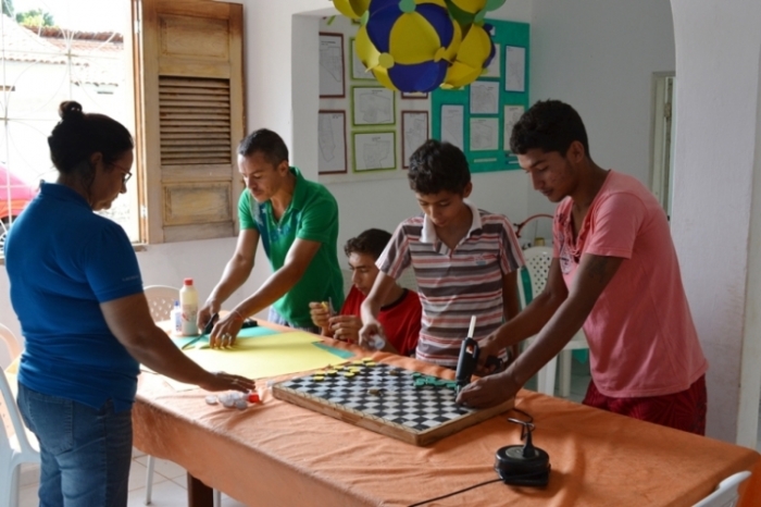 Alunos de programa social presenteiam Neuma Café com bandeira do Brasil - Imagem 1