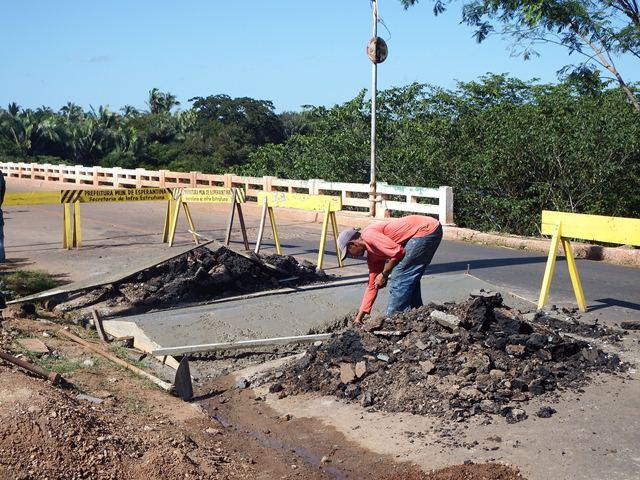 Prefeitura de Esperantina constrói lombada para redução de velocidade
