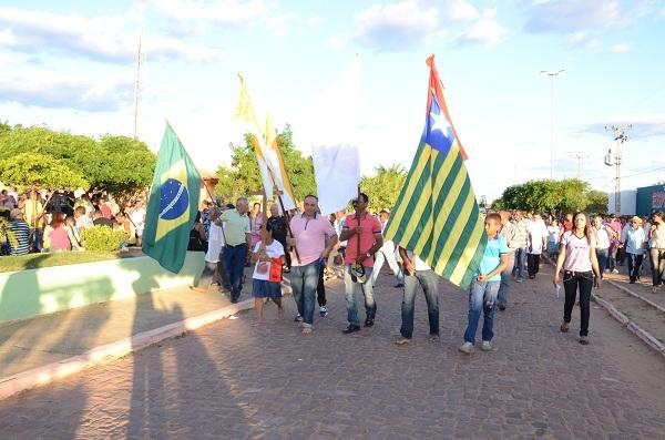 Centenas de fies participam da procissão de Santo Inácio de Loyola - Imagem 3