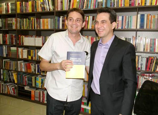 Leandro Lages lota livraria no lançamento de seu segundo livro - Imagem 4
