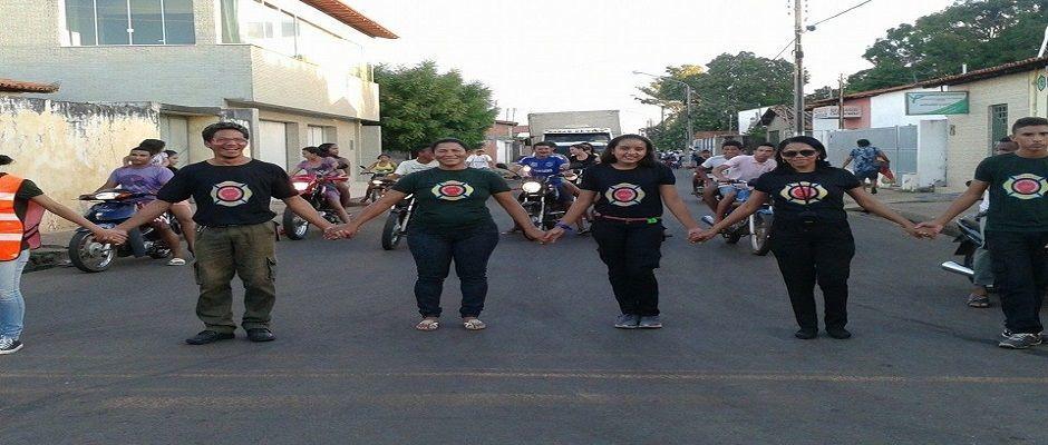 Alunos da Escola Estadual Gervásio Costa realizam caminhada em comemoração ao Dia do Estudante.