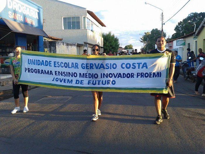 Alunos da Escola Estadual Gervásio Costa realizam caminhada em comemoração ao Dia do Estudante. - Imagem 2