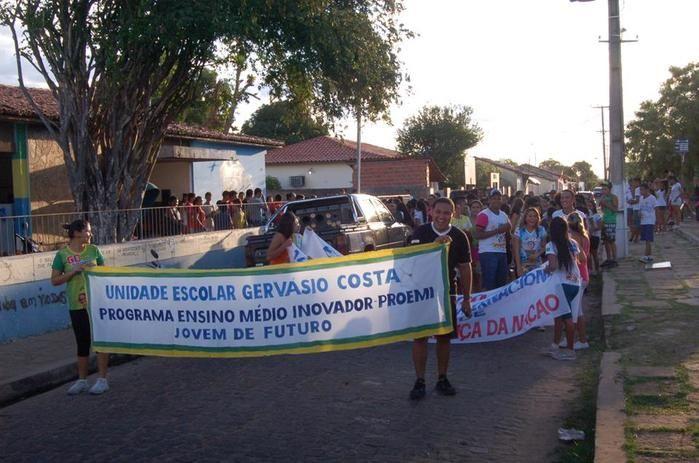 Alunos da Escola Estadual Gervásio Costa realizam caminhada em comemoração ao Dia do Estudante. - Imagem 11