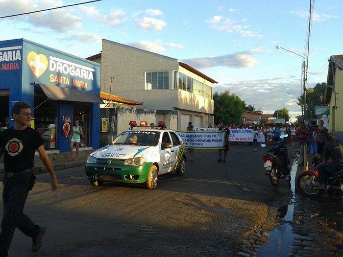 Alunos da Escola Estadual Gervásio Costa realizam caminhada em comemoração ao Dia do Estudante. - Imagem 1