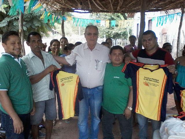 Prefeito Raimundo Ferreira entrega material esportivo para time da zona rural  - Imagem 4