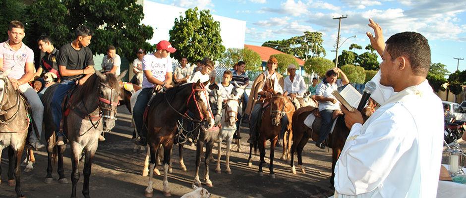 Dezenas de vaqueiros participam da tradicional cavalgada e benção dos vaqueiros
