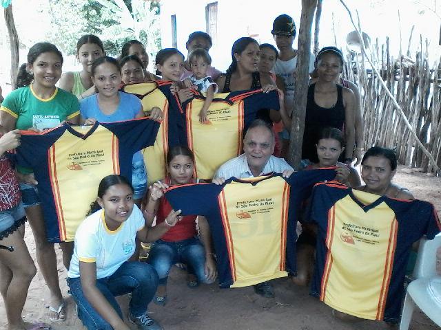 Prefeito Raimundo Ferreira entrega material esportivo para time da zona rural  - Imagem 2