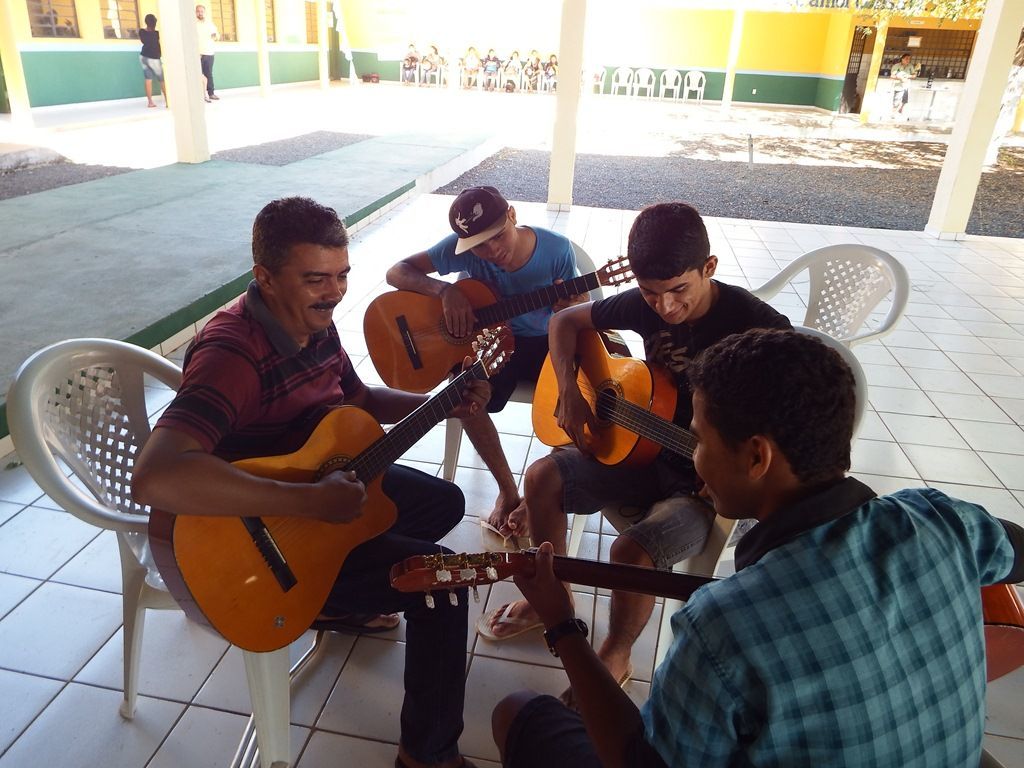 Jovens de Esperantina recebem aula de música, dança e capoeira