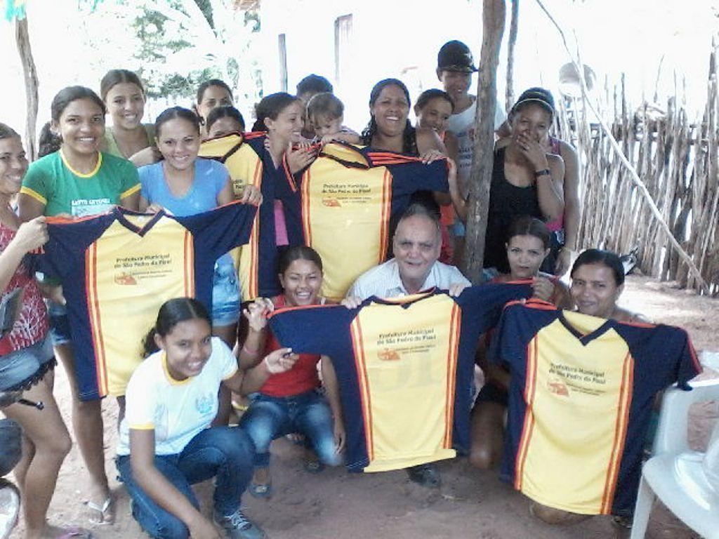Prefeito Raimundo Ferreira entrega material esportivo para time da zona rural 