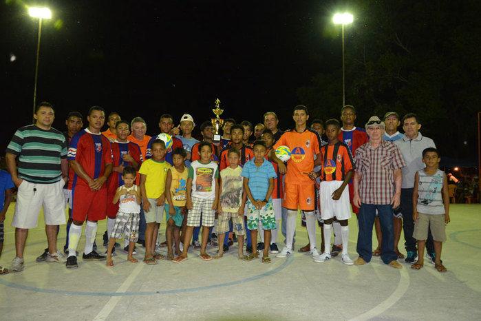 Prefeitura inaugura quadra poliesportiva na comunidade Tucuns em pleno festejo - Imagem 40