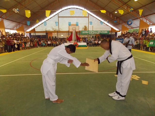 Prefeito Dr. Francisco inaugura Quadra Poliesportiva Coberta da Escola Genésio Moreira - Imagem 36