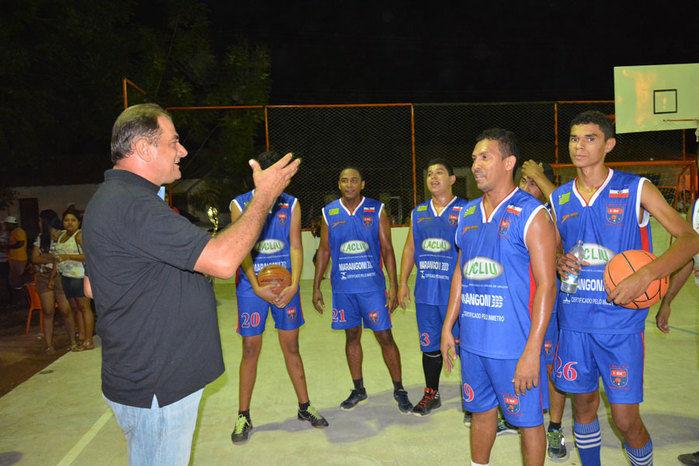 Prefeitura inaugura quadra poliesportiva na comunidade Tucuns em pleno festejo - Imagem 33