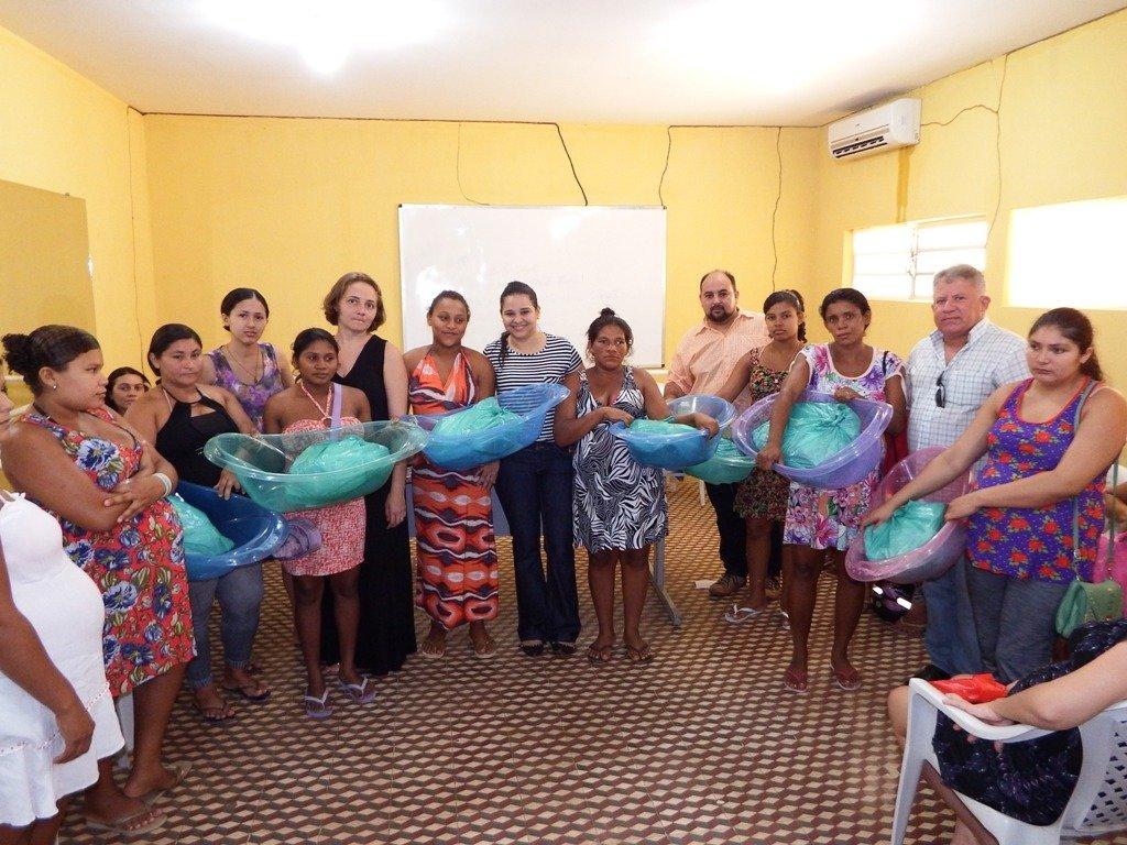 Gestantes de Esperantina recebem kits de enxovais