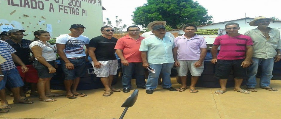 Prefeitura entrega kits de irrigação a agricultores