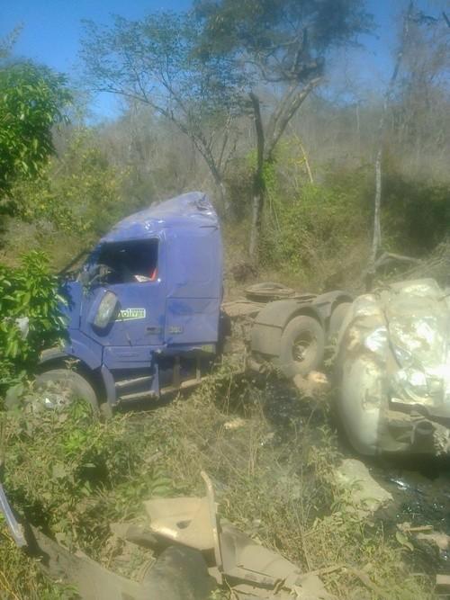 Grave acidente na BR 135 com carreta leva motorista a óbito, corpo foi partido ao meio – imagem forte - Imagem 5
