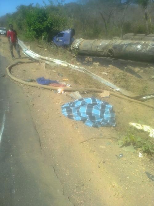 Grave acidente na BR 135 com carreta leva motorista a óbito, corpo foi partido ao meio – imagem forte - Imagem 11