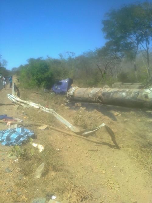 Grave acidente na BR 135 com carreta leva motorista a óbito, corpo foi partido ao meio – imagem forte - Imagem 9