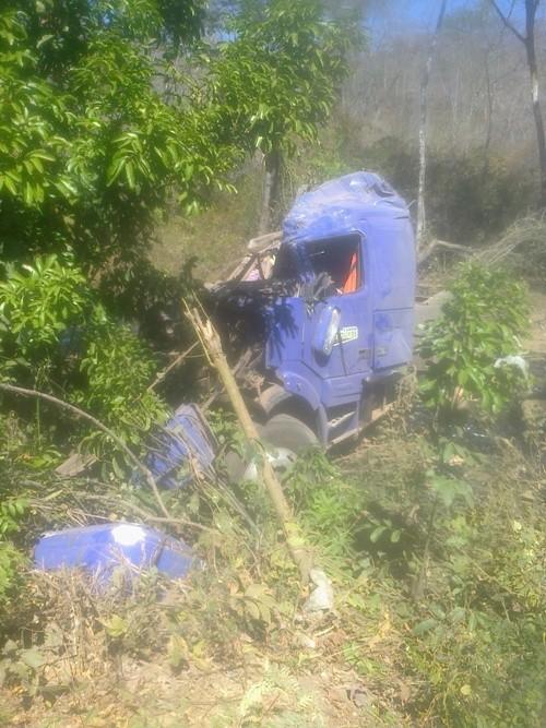 Grave acidente na BR 135 com carreta leva motorista a óbito, corpo foi partido ao meio – imagem forte - Imagem 3