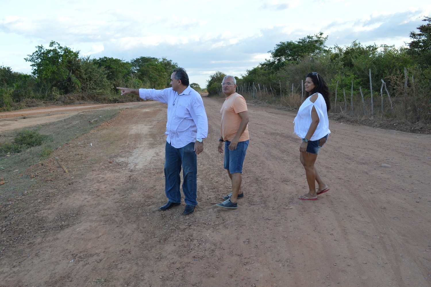 Prefeito Bernildo Val visita estrada recém recuperada na zona rural