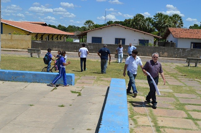 Prefeito Bernildo Val visita local que será construída Quadra Poliesportiva em Buriti dos Lopes - Imagem 3