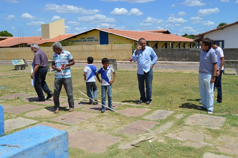 Prefeito Bernildo Val visita local que será construída Quadra Poliesportiva em Buriti dos Lopes