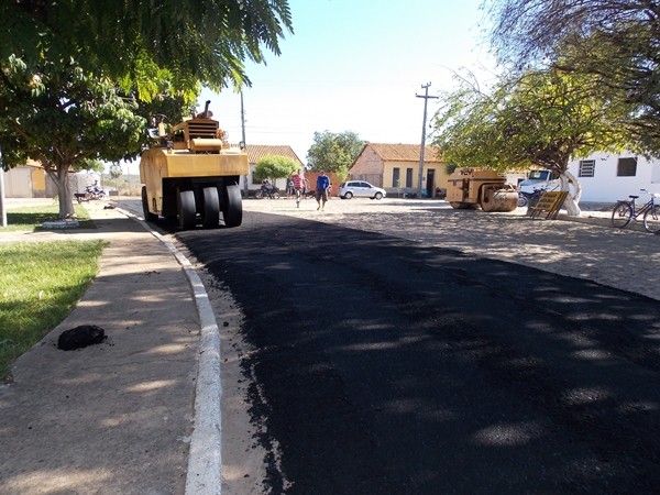 Prefeito Antônio Parambú inicia Pavimentação Asfáltica nas principais ruas da cidade - Imagem 8