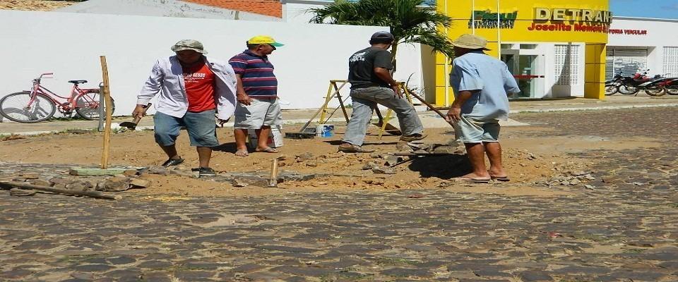 Prefeitura recupera trechos de calçamento danificados