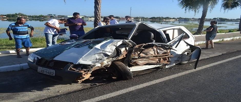  Frentista escapa ileso ao engavetar carro em carreta na BR-343