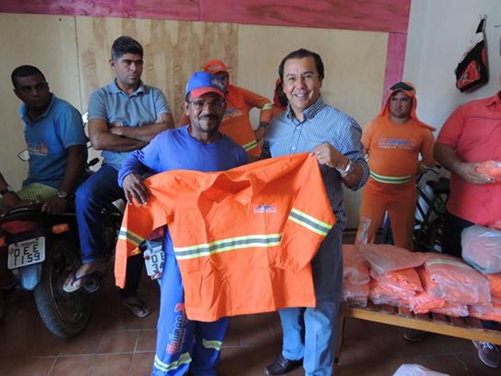 Prefeito Jonas Moura faz entrega de uniformes do pessoal do serviço de limpeza