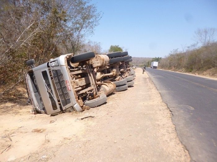 Carreta de milho tomba na BR 135 e saqueadores provocam tombamento de outra carreta de óleo  - Imagem 13